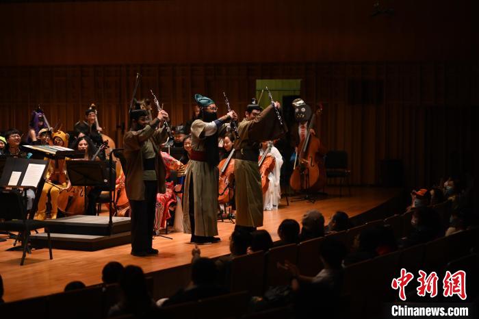 圖為“劉備、關羽、張飛”亮相音樂會。　西安交響樂團供圖