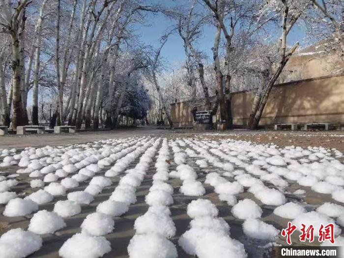 圖為春雪過后的莫高窟美不勝收?！≈鼙笕?攝