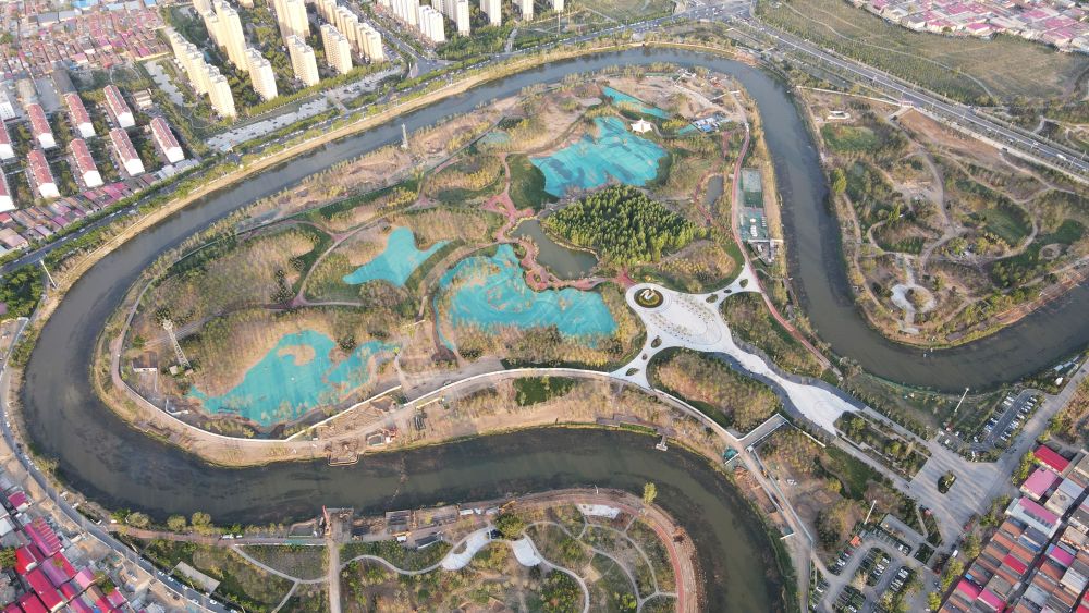 　圖為4月30日拍攝的河北滄州市區(qū)的大運河“Ω”形河道。新華社發(fā)(傅新春 攝)