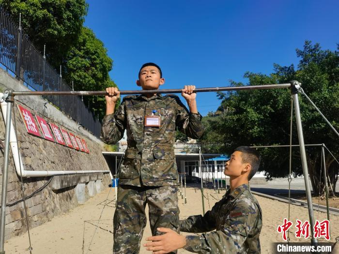 新兵尤云龍正在進(jìn)行器械訓(xùn)練。　馬濤 攝
