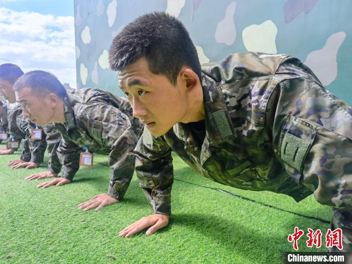 尤云龍正在和戰(zhàn)友進(jìn)行體能訓(xùn)練。　林靖松 攝