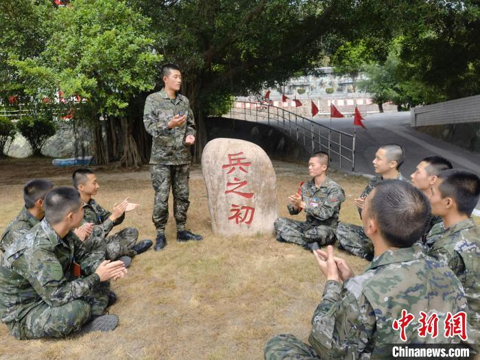 尤云龍為戰(zhàn)友講述父輩保家衛(wèi)國(guó)的故事。　鐘煒俊 攝