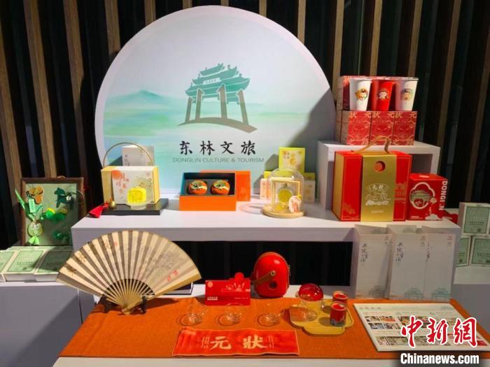 發展論壇現場展出的無錫城市文創作品。　孫權 攝