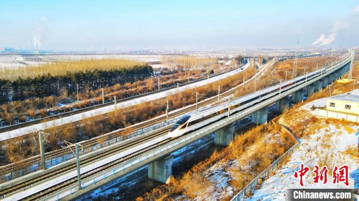 動車組列車在運行中。　哈鐵提供
