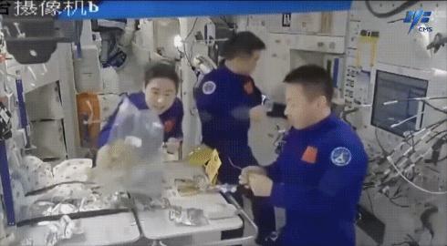 神舟十四號(hào)航天員在軌品嘗美食。圖片來源：中國載人航天工程辦公室官方微信