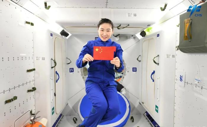航天員劉洋背后是問天實(shí)驗(yàn)艙睡眠區(qū)。圖片來源：中國載人航天工程辦公室官方微信