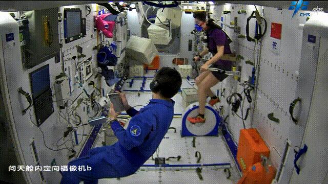 航天員在軌鍛煉。圖片來源：中國載人航天工程辦公室官方微信