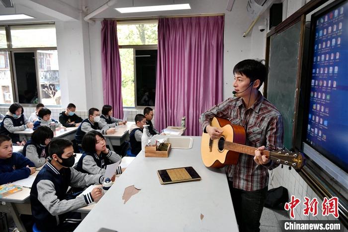 圖為3月16日，張家豪在福建福州延安中學教學。 <a target='_blank' href='/'><p  align=