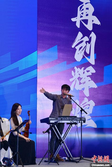 圖為3月9日，福建福州，張家豪(右)與林佳臻在臺上演出。 <a target='_blank' href='/'><p  align=