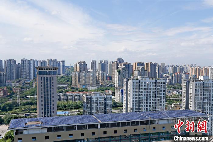 圖為輝騰能源在重慶市九龍坡區留學生創業園屋頂建設的光伏發電示范項目?！∈茉L企業供圖