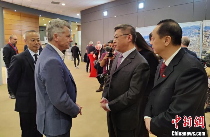 中國駐法國大使館臨時(shí)代辦陳棟出席法國共產(chǎn)黨第三十九次全國代表大會