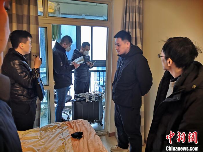 丹東市公安局民警抓捕犯罪嫌疑人，在其家中進行搜查?！〉|市公安局供圖