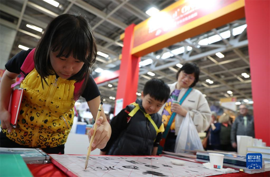 5月2日，在法國巴黎凡爾賽門展覽中心舉辦的巴黎博覽會上，兒童在“遇·鑒中國——中華文化主題展”上體驗書法。“遇·鑒中國——中華文化主題展”4月27日亮相當天開幕的法國巴黎博覽會，借助豐富多樣的表現(xiàn)形式，打開一扇感知中華文化的窗口。本屆博覽會為期12天，共吸引來自100多個國家和地區(qū)的3200余家展商參展。新華社記者 高靜 攝