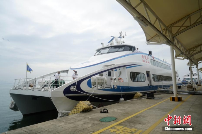 5月3日，“新捷安”輪載著157名乘客從廈門啟航前往金門，這是“新捷安”輪入列廈金航線后的首個航班。廈門海事局執(zhí)法人員對船舶進行了全面的開航前檢查，確保首航安全。“新捷安”輪總長43米、船寬10.5米、型深3.61米，載客量350人，是現(xiàn)有廈金客運航線參營客船中載客定額最大的雙體穿浪高速客船，用以替換原有的“捷安”輪。福建海事 供圖