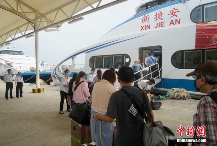 圖為乘客登船準(zhǔn)備從廈門啟航前往金門。福建海事 供圖
