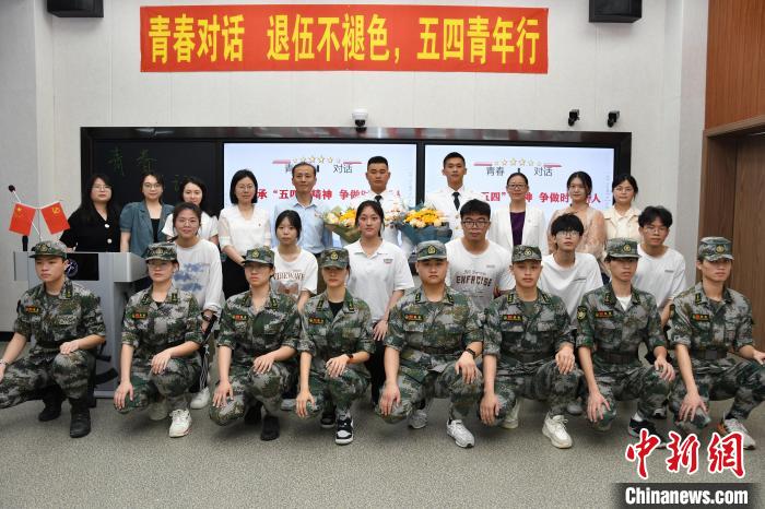 受邀功臣同師生代表合影。　漳州市退役軍人事務局供圖
