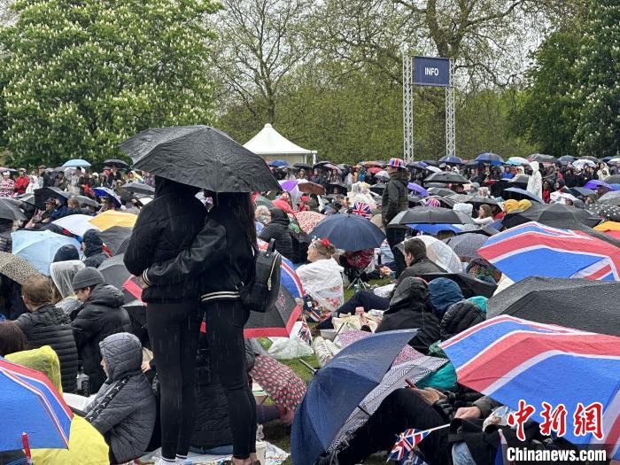 當地時間5月6日，英國國王查爾斯三世的加冕儀式舉行。民眾雨中觀看儀式。　歐陽開宇 攝