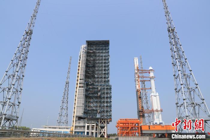 北京時間5月7日，天舟六號貨運飛船與長征七號遙七運載火箭組合體垂直轉(zhuǎn)運至發(fā)射區(qū)。　邱立軍 黃國暢 攝