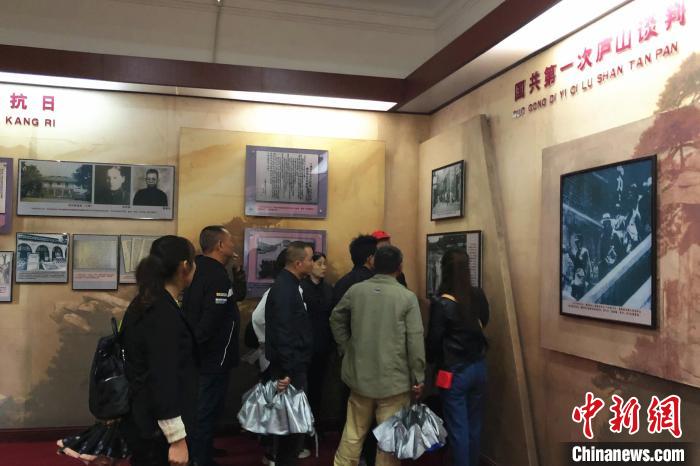 圖為游客在廬山抗戰博物館內參觀?！蛆i泉 攝