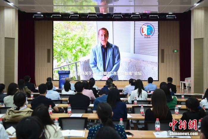5月30日，<a target='_blank' href='/'>中新社</a>第二屆“東西問智庫”主題論壇在北京舉行，多位中外專家圍繞“AI革命與文明進化”展開討論。圖為美國加州理工學院電氣工程和計算機科學教授、人工智能專家亞瑟·阿布-穆斯塔法通過視頻在論壇上作主旨演講。<a target='_blank' href='/'>中新社</a>記者 田雨昊 攝