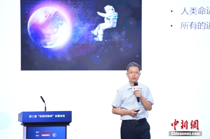 5月30日，<a target='_blank' href='/'>中新社</a>第二屆“東西問智庫”主題論壇在北京舉行，多位中外專家圍繞“AI革命與文明進化”展開討論。圖為北京大學新聞與傳播學院教授胡泳在論壇上作主旨演講。<a target='_blank' href='/'>中新社</a>記者 田雨昊 攝