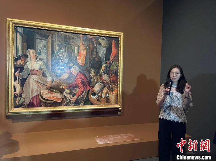 當(dāng)?shù)貢r間6月1日，韓國國立中央博物館講解員在向游客講解畫作。　萬佳欣 攝