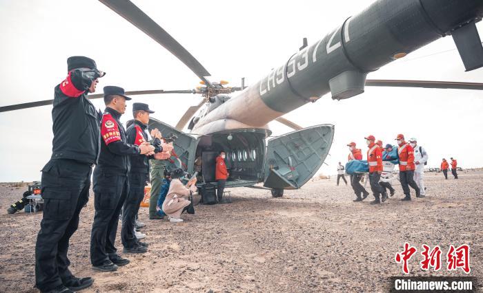 圖為阿拉善邊境管理支隊民警目送航天員登機離開?！缇?攝
