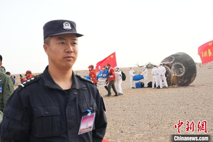 圖為阿拉善邊境管理支隊民警在著陸場開展安保工作。　張杰 攝