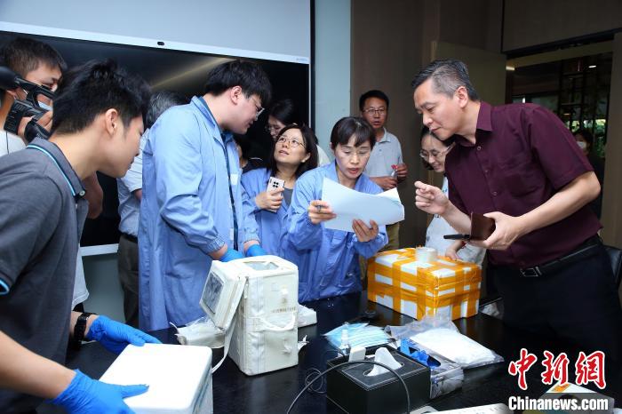 科研人員清點、查看隨神舟十五號返回地面的空間科學實驗樣品。　中科院空間應用中心 供圖