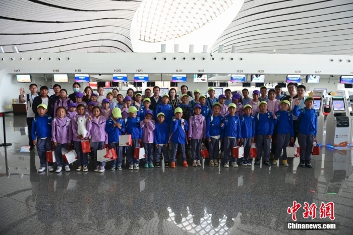 6月4日清晨，在數(shù)天充實(shí)的行程之后，“青海玉樹(shù)藏族青少年北京行”活動(dòng)的40名藏族孩子踏上了歸程。圖為藏族孩子們?cè)跈C(jī)場(chǎng)合影留念。<a target='_blank' href='/' _fcksavedurl='/'><p  align=