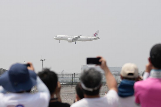 5月28日，C919首個商業(yè)航班東航MU9191飛抵北京首都國際機(jī)場。新華社記者鞠煥宗攝