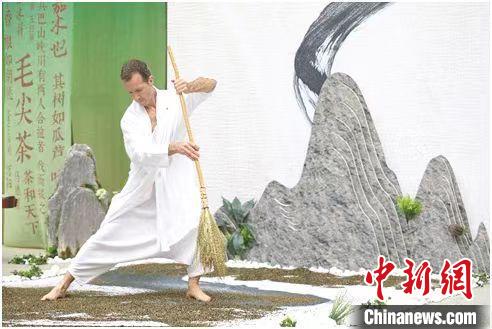 圖為《信陽毛尖·茶舞》沉浸式藝術(shù)表演。　信陽市委宣傳部供圖