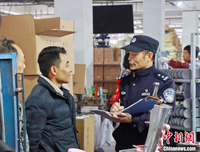 3月30日，大興派出所民警來(lái)到轄區(qū)中小企業(yè)，開(kāi)展“為民為企為項(xiàng)目”走訪活動(dòng)。　合肥警方供圖