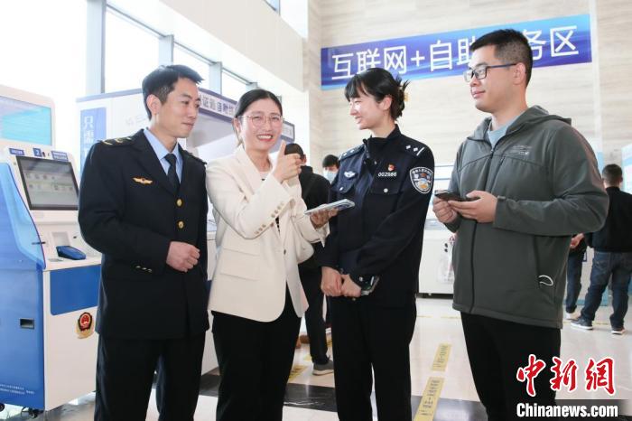 4月10日，安徽合肥，一家運(yùn)輸企業(yè)負(fù)責(zé)人在工作人員的指導(dǎo)下，使用小程序辦理車(chē)管業(yè)務(wù)。　合肥警方供圖