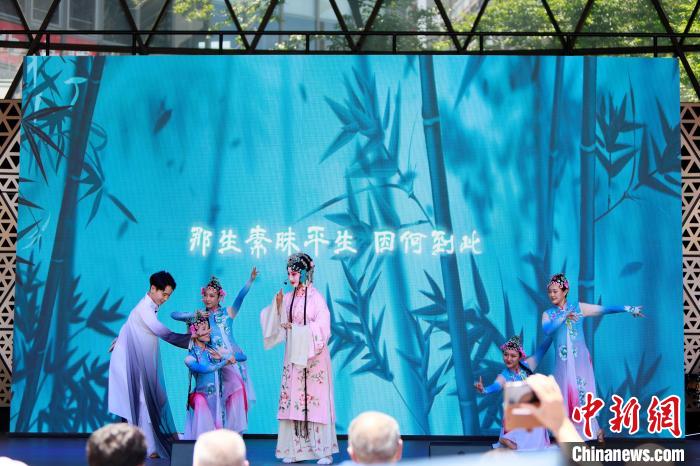 開幕式上舞臺展演之一《水舞昆韻》。