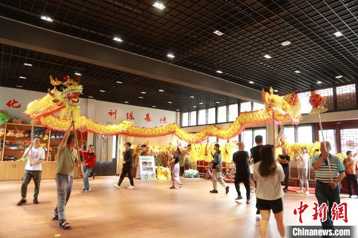 臺胞臺屬體驗舞龍?！≈芪的裙﹫D