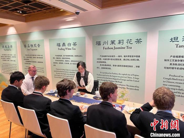 澳大利亞悉尼中學(xué)生參加“茶和天下”雅集文化體驗活動。　顧時宏 攝