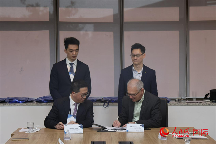 座談交流會上，中歐校友醫療健康產業協會與奧斯瓦爾多·克魯茲基金會簽署了合作備忘錄。人民網記者 時元皓攝