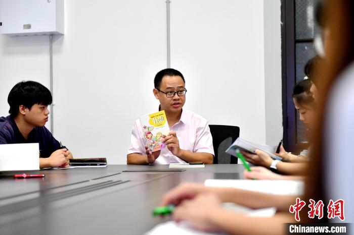 7月4日，臺灣教師陳昭志在大學生個性化培養課程上講述課程教材的重要性。　呂明 攝