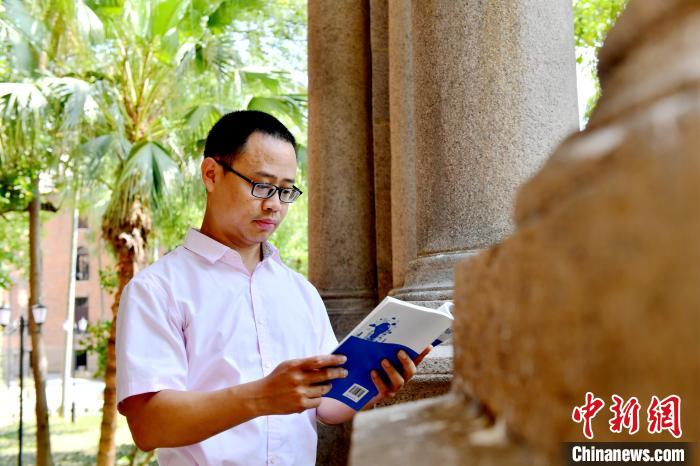 圖為福建師范大學教育學院臺灣教師陳昭志正在看書?！蚊?攝