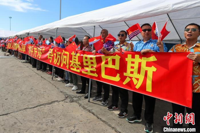華僑華人、中資機構等拉起橫幅，歡迎“和平方舟”號醫院船來訪。　徐巍 攝