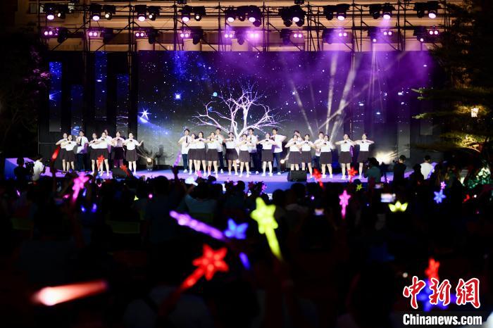合唱表演《夜空中最亮的星》?！⊥鯑|明 攝