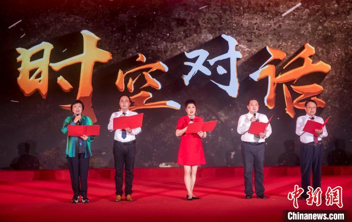 陶侃與陳望道之孫陳曉帆、顏福慶之孫顏志淵、榮毅仁侄女榮智豐深情朗誦《與統(tǒng)戰(zhàn)先輩的時(shí)空對(duì)話》?！堦?攝
