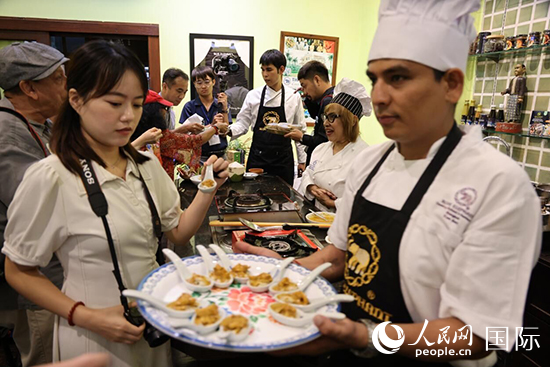 7月19日，參加美食活動(dòng)的多國(guó)代表品嘗泰式傳統(tǒng)美食。人民網(wǎng)記者 張矜若攝