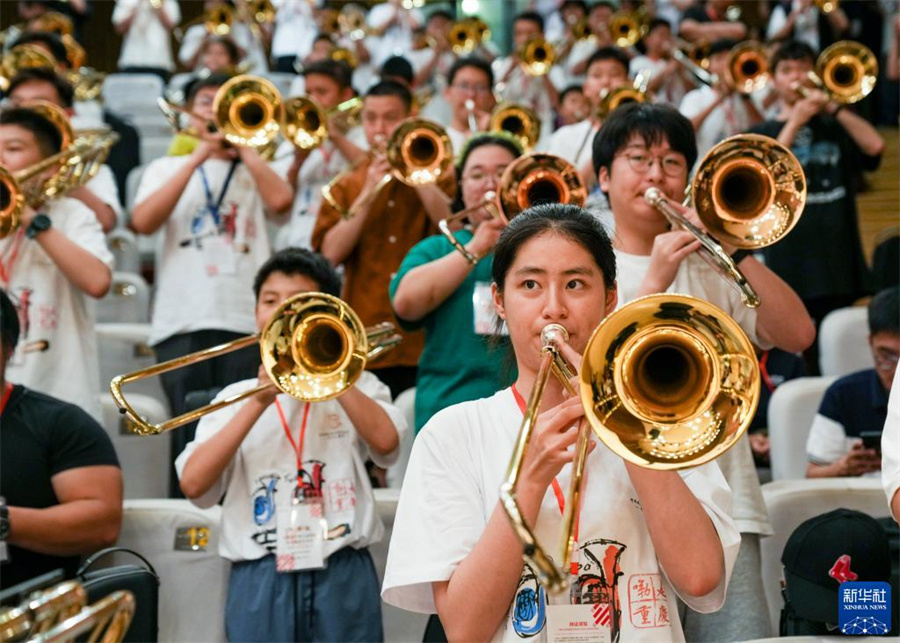 8月1日，在第九屆中國國際低音銅管藝術(shù)節(jié)的一場(chǎng)公益大師課上，低音銅管樂器愛好者在練習(xí)長號(hào)。新華社記者 劉潺 攝