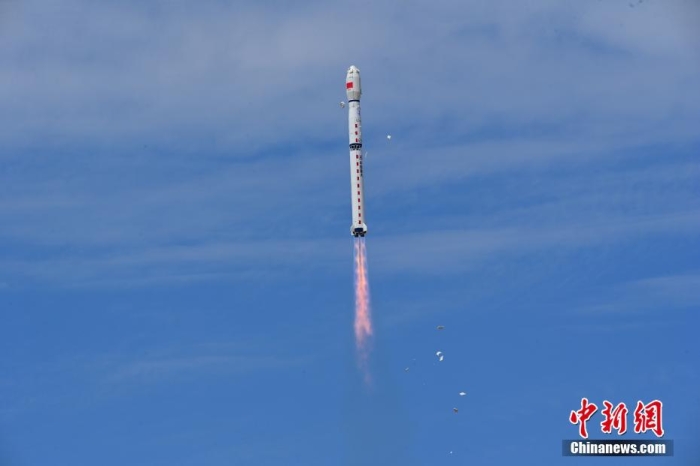 8月3日11時47分，中國在酒泉衛星發射中心用長征四號丙遙四十四運載火箭，成功發射風云三號06星，衛星順利進入預定軌道，任務取得圓滿成功。該衛星將接替在軌超期服役的風云三號C星，探測數據主要用于天氣預報、大氣化學和氣候變化監測業務及研究。汪江波 攝