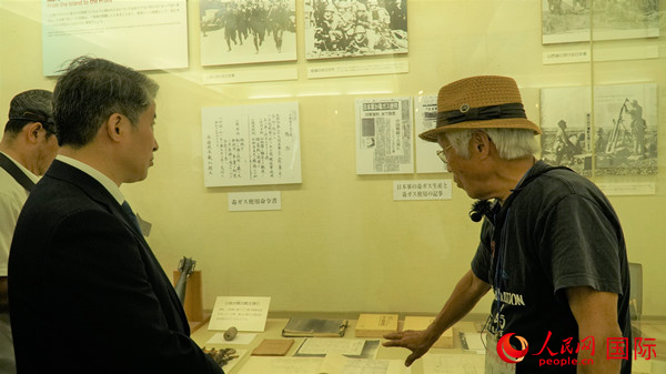 毒氣島歷史研究所事務局長山內(nèi)正之在毒氣資料館為大家介紹日軍發(fā)動毒氣戰(zhàn)的罪證。人民網(wǎng) 蔣曉辰攝