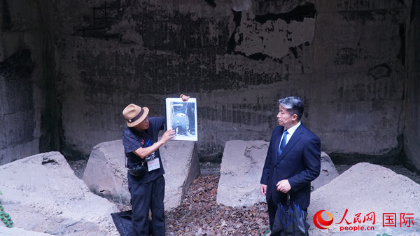 毒氣島歷史研究所事務局長山內(nèi)正之在毒氣儲存遺址為大家介紹日軍發(fā)動毒氣戰(zhàn)的罪證。人民網(wǎng) 蔣曉辰攝