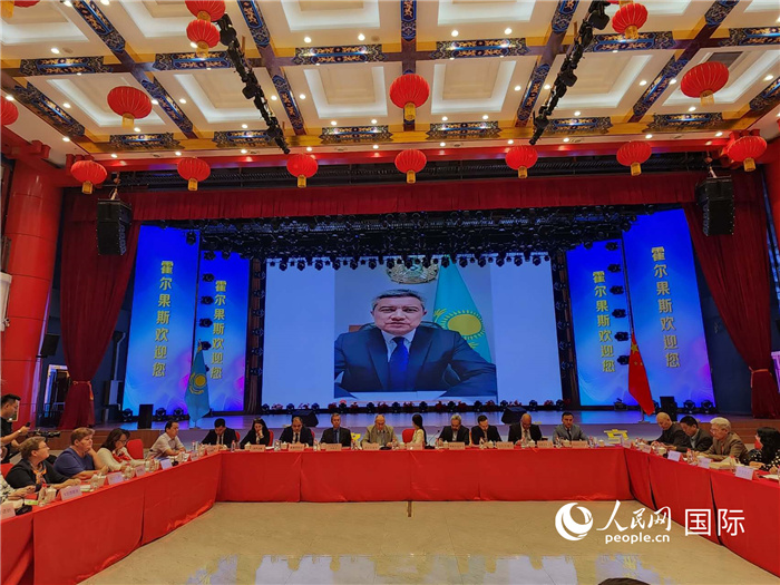 哈外交部駐阿拉木圖副代表拉伊莫夫視頻致辭。人民網記者 李強攝