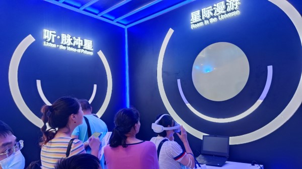 9月2日，貴州展館里觀眾排隊(duì)體驗(yàn)VR。受訪者供圖